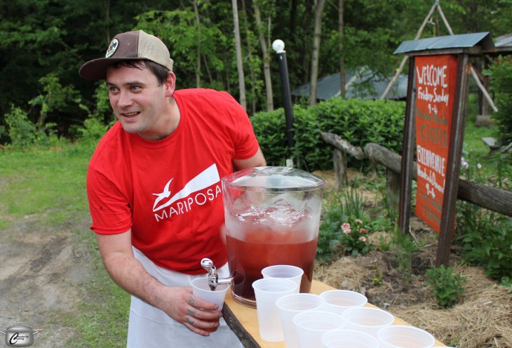 Chef Danny Mongeon welcomed guests to Mariposa Farm with glasses of tasty bourbon iced tea.